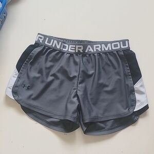 💜💜💜 Under Armour Women’s Running / Athletic Shorts - Small The shorts are in.